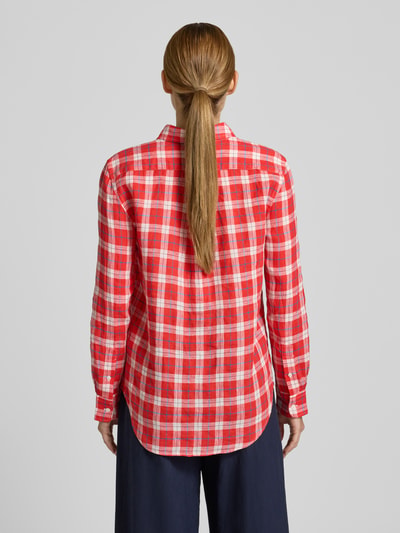 Frauenmodel trägt Oversized Hemdbluse aus reinem Leinen von Polo Ralph Lauren, mehrfarbig kariert, langarm, Rückenpasse, Ganzkörperansicht Rückansicht.