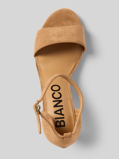Produktfoto, Sandalette mit Pfennigabsatz von BIANCO, beżowy zamsz, zaokrąglony nosek, pasek z klamrą, wysokość obcasa 9 cm, wysokość cholewki 7 cm, szerokość w rozmiarze 40: 6 cm
