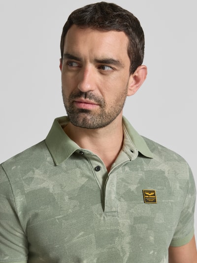 Mannenmodel draagt Slim Fit Poloshirt met Label-Patch van PME Legend, Puur katoen, all-over look, knoopsluiting, nahaufnahme bovenlichaam.