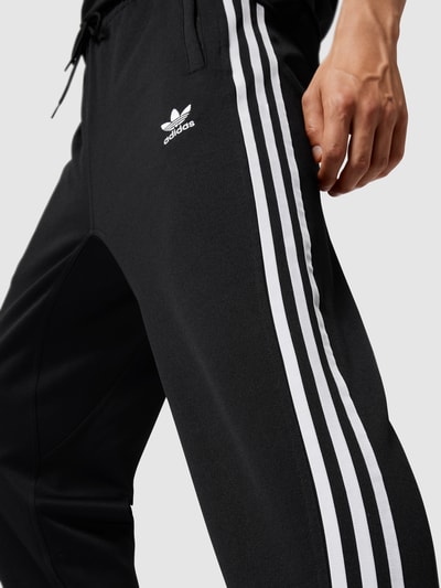 adidas Originals Spodnie dresowe o kroju low crotch fit z kontrastowymi paskami Czarny 3