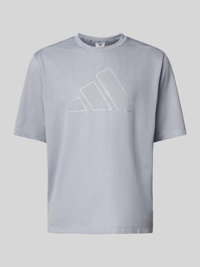 Produktfoto, T-Shirt mit Label-Print von adidas Training in Hellgrau, Regular-Fit, Rundhalsausschnitt, Rückenlänge 70 cm, Größe M, Netzoptik