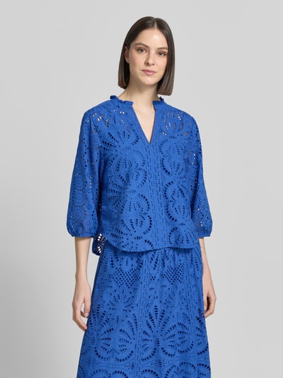 Vrouwenmodel draagt blouse met serafinokraag model 'SANGALLO' van Stefanel, puur katoen, straight fit, ajourwerk, kleur blauw, nahaufnahme bovenlichaam.