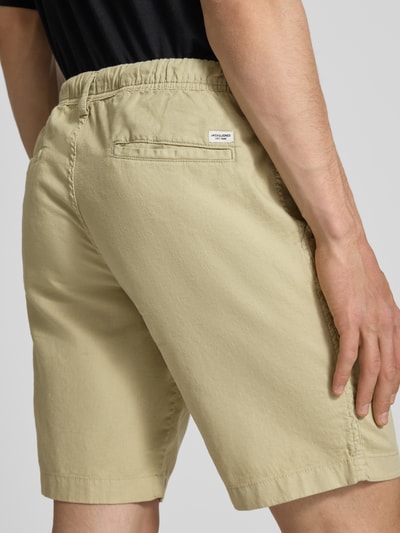 Männermodel trägt Shorts mit Tunnelzug Modell 'JAIDEN' von Jack & Jones aus Baumwoll-Leinen-Mix, Regular-Fit, sandfarben, Detailaufnahme Rückansicht.