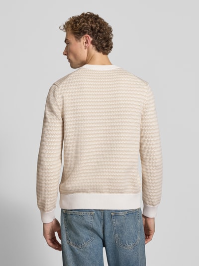 Männermodel trägt Regular Fit Pullover aus Baumwoll-Mix von Lacoste in Creme mit strukturierter Oberfläche, Ganzkörperansicht Rückansicht. Herren Pullover von Lacoste