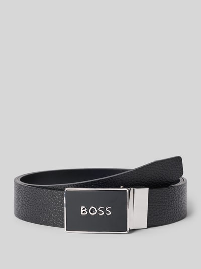 Produktfoto, schwarzer Gürtel aus echtem Leder Modell 'Icon' von BOSS mit glatter und strukturierter Oberfläche, silberne Dornschließe