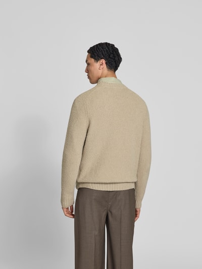 Männermodel trägt Relaxed Fit Pullover in Strick-Optik von Forét in Beige, Bouclé-Optik, Rundhalsausschnitt, Baumwoll-Mix, Rückenlänge 66 cm, Ganzkörperansicht Rückansicht.