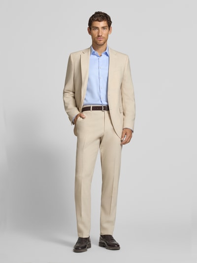 Männermodel trägt beigefarbene Regular Fit Anzughose mit Schurwoll-Anteil Modell 'Leon' von BOSS, Herren Anzughose, Ganzkörperansicht von vorne.