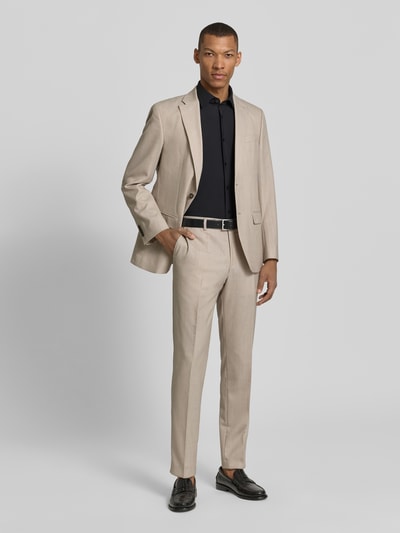 Männermodel trägt Slim Fit Businesshemd mit kurzem Arm Modell 'P-HANK-K-SH-262' von BOSS in Schwarz, stretchiges Material, Ganzkörperansicht von vorne.