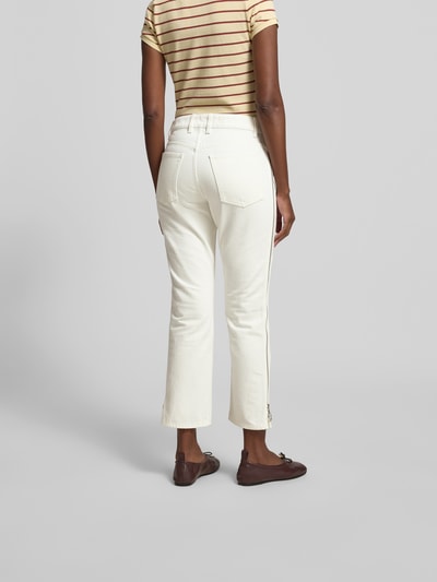 Frauenmodel trägt Bootcut Fit Jeans in verkürztem Design von Rabanne aus Reine Baumwolle, 5-Pocket-Design, cremefarben, Ganzkörperansicht Rückansicht.