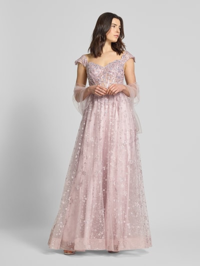 Kobiece modelki noszą „Schimmerndes Abendkleid aus Tüll mit Stitchings” od Unique, efekt błyszczący, tiul, linia A, długa sukienka, dekolt w serek, szerokość w rozmiarze 36: 35 cm, długość tyłu 133 cm, widok całopostaciowy z przodu.