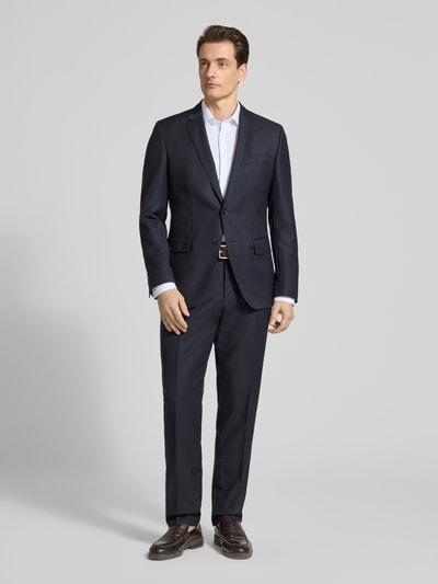 Männermodel trägt OLYMP No. Six Super Slim Fit Business-Hemd mit Kentkragen aus Baumwoll-Elasthan-Mix in Weiß, Ganzkörperansicht von vorne