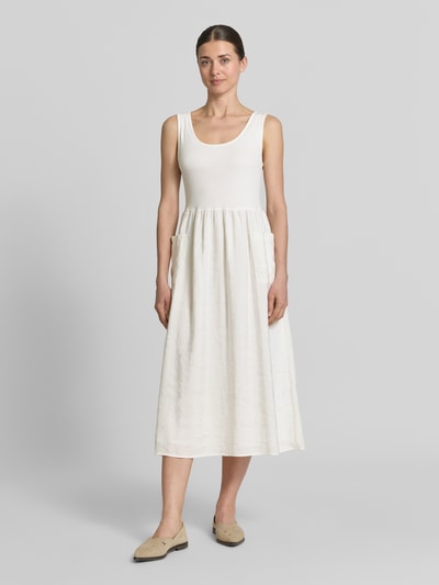 Frauenmodel trägt Midikleid mit aufgesetzten Taschen von Rich & Royal, Micromodal-Mix, Taillierte Passform, Rundhalsausschnitt, Ärmelloses-Design, cremefarben, glatte Textur, Ganzkörperansicht von vorne.
