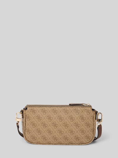 Produktfoto, Pouch mit Label-Applikation Modell 'NOELLE II' von Guess in Beige mit Hauptfach, Reißverschluss, Tragehenkel, Schulterriemen, Maße 24 cm Breite, 13 cm Länge, 5 cm Tiefe, Schulterriemen 122 cm, strukturierte Oberfläche mit Logo-Muster.