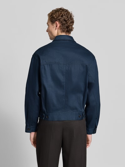 Männermodel trägt Relaxed Fit Jeansjacke aus reiner Baumwolle Modell 'HUGO 083/1' von HUGO, Herren Jeansjacke, Ganzkörperansicht Rückansicht.