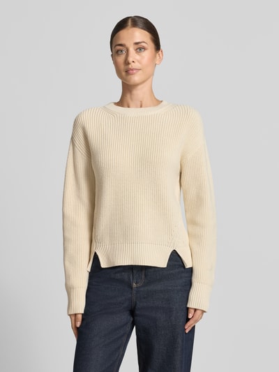 Frauenmodel trägt cremefarbenen Slim Fit Pullover aus reiner Baumwolle von Jake*s Casual mit feiner Rippenstruktur, Ganzkörperansicht von vorne.
