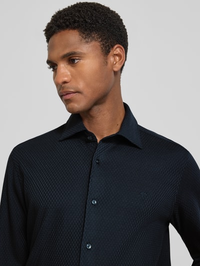 Męski model nosi Slim Fit Business-Hemd mit Haifischkragen Modell 'Phil' von JOOP! z bawełny, fakturowany wzór, wyhaftowane logo, krój slim fit, kolor ciemny, kolekcja biznes, koszula, Nahaufnahme górnej części ciała.