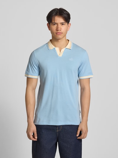 Männermodel trägt Regular Fit Poloshirt mit Label-Stitching Modell 'EVO' von Blend in Hellblau, reine Baumwolle, V-Ausschnitt, Ganzkörperansicht von vorne.
