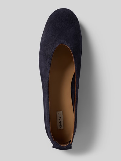 Produktfoto, Ballerinas aus echtem Leder Modell 'Chadii' von Gant in dunklem Blau, abgerundete Passform, glatte Sohle, Echtledertextur