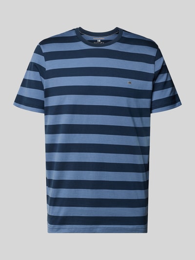 Produktfoto, Regular Fit T-Shirt mit Logo-Stitching von Christian Berg Men, męski t-shirt z bawełny, krój regular fit, wyhaftowane logo, okrągły dekolt, długość tyłu w rozmiarze M: 70 cm, niebiesko-granatowe paski, gładka tekstura