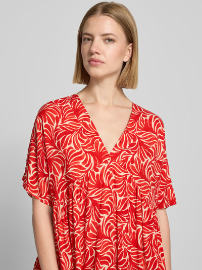 Frauenmodel trägt knielanges Kleid aus Viskose Modell 'Me44la' von ZABAIONE mit Allover-Look in Rot und Creme, Nahaufnahme Oberkörper.