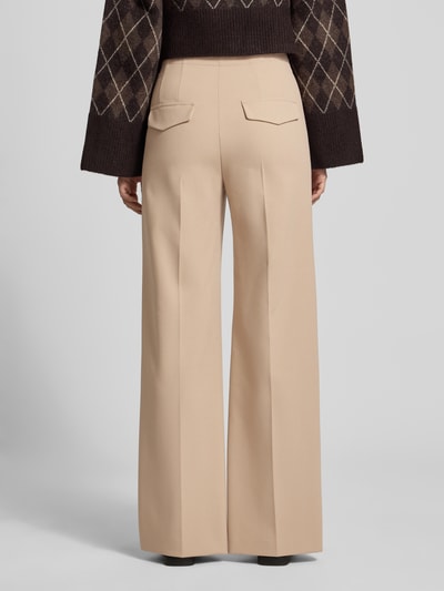 Frauenmodel trägt Weite Hose aus Viskose mit Bügelfalten von windsor., beige, elastischer Bund, Slim Fit, reine Viskose, Ganzkörperansicht Rückansicht.