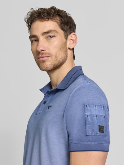 Männermodel trägt Regular Fit Poloshirt mit Label-Stitching von PME Legend aus Reiner Baumwolle, Knopfleiste, Nahaufnahme Oberkörper. Rückenlänge bei Größe M: 72 cm.