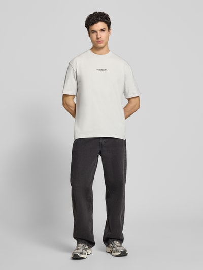 Männermodel trägt Oversized T-Shirt aus Reine Baumwolle Modell 'Stavoren' von Pegador, Oversized-Fit, Rundhalsausschnitt, Halbarm, Label-Detail, Herren T-Shirt, Rückenlänge bei Größe M: 70 cm, Ganzkörperansicht von vorne.