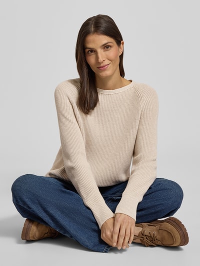Kobiece modelka nosi Sweter z dzianiny z fakturowanym wzorem od MARC O'POLO, bawełna, luźny krój, jednokolorowy, okrągły dekolt, prążkowane wykończenia. Cały korpus widoczny z przodu.