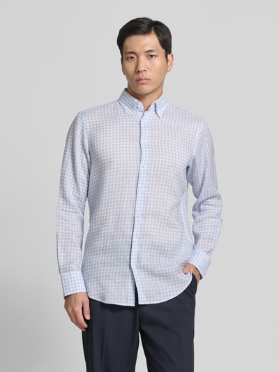 Männermodel trägt Regular Fit Leinenhemd mit Button-Down-Kragen von Christian Berg Men, Allover-Look in Hellblau und Weiß, Ganzkörperansicht von vorne. Rückenlänge 78 cm, Schulterbreite 45 cm, Ärmellänge 65 cm, reines Leinen, Business Hemd.
