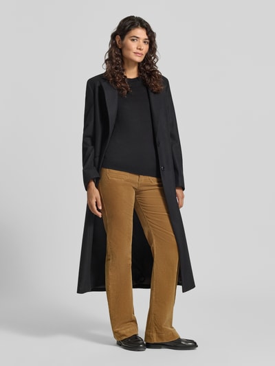 Frauenmodel trägt Cordhose mit aufgesetzten Leistentaschen von Christian Berg Woman in Camel, Wide Fit, Baumwoll-Mix, Ganzkörperansicht von vorne.