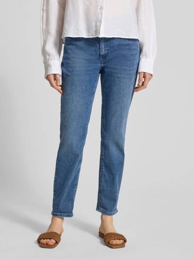 Frauenmodel trägt Cropped Jeans mit Eingrifftaschen Modell 'Dream' von MAC im klassischen Jeans-Look, Baumwoll-Elasthan-Mix, mittelblaue Farbe, sichtbare Struktur, Bundweite 41 cm bei Größe 36/27, Innenbeinlänge 70 cm bei Größe 36/27, Nahaufnahme Oberkörper bis Fuß.