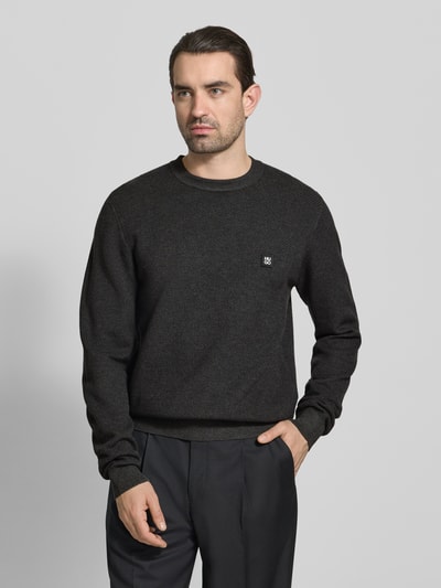 Männermodel trägt Regular Fit Pullover mit Schurwoll-Anteil Modell 'SETAL' von HUGO, Optik: Unifarben, Piqué, Nahaufnahme Oberkörper