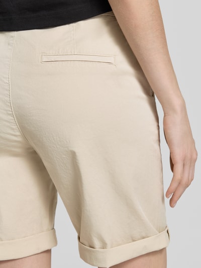 Frauenmodel trägt Chino-Shorts mit Gürtel von MAC aus Baumwoll-Elasthan-Mix mit Eingrifftaschen, Regular-Fit, Nahaufnahme Rückansicht.
