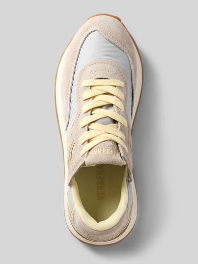 Produktfoto, Sneaker mit Label-Details Modell 'CLODETTE TESSALI' von Verbenas in Beige und Hellgelb, abgerundete Form, profilierte Sohle, Schnürung, Detailansicht von oben.