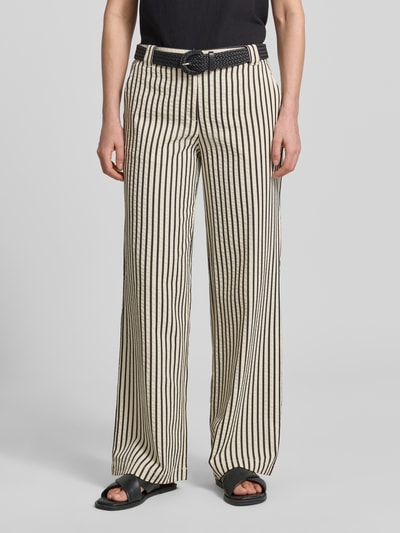 Frauenmodel trägt Wide Fit Hose mit Viskose-Anteil von Christian Berg Woman mit Streifen, abnehmbarem Gürtel in Flecht-Optik, Material-Mix, Eingrifftaschen, Bundweite 42 cm, Innenbeinlänge 80 cm, Nahaufnahme Oberkörper.