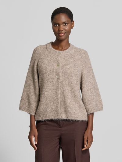 Vrouwenmodel draagt Relaxed Fit cardigan met wol, Model 'Lulu' van FREE/QUENT, tricotlook, beige tint, 3/4-mouw, elastische materiaalmix, ruglengte maat S 59 cm, mouwlengte 48 cm, voorkant totaalopname.