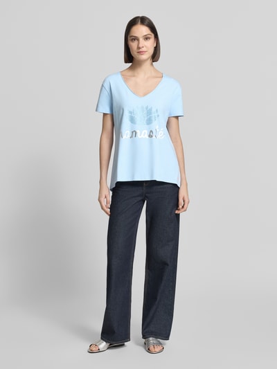 miss goodlife T-Shirt mit Ziersteinbesatz Modell 'Namaste' Hellblau 1