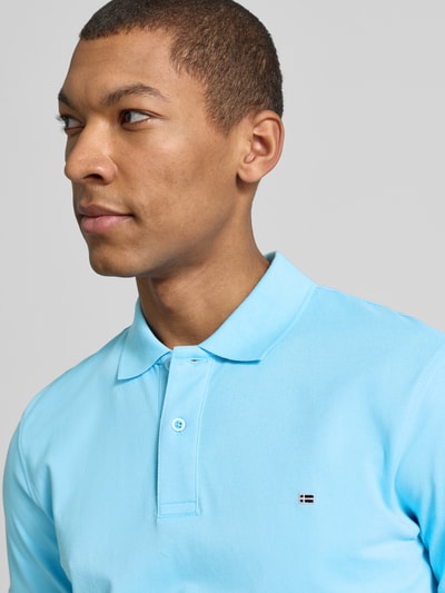 Mężczyzna nosi Koszulkę polo Regular Fit Poloshirt mit Stitching od Christian Berg Men z bawełny, listwa guzikowa, haft, zbliżenie na górę ciała.
