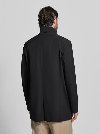 Männermodel trägt schwarzen Mantel mit durchgehender Knopfleiste von CINQUE, Gerader Passform, Stehkragen, Eingrifftaschen, Ganzkörperansicht Rückansicht.