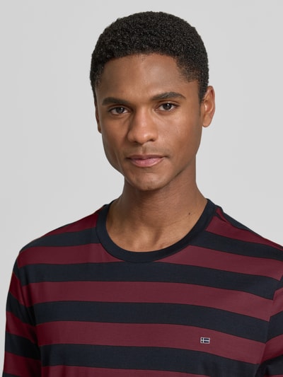 Männermodel trägt Regular Fit T-Shirt mit Logo-Stitching von Christian Berg Men, Reine Baumwolle, Rundhalsausschnitt, Nahaufnahme Oberkörper.