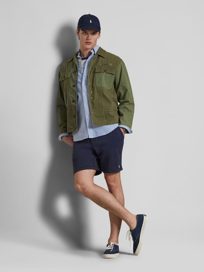 Männermodel trägt Regular Fit Sweatshorts aus Baumwoll-Mix von Polo Ralph Lauren, Optik: Unifarben, Logo-Stitching, Materialverarbeitung: Sweat, Ganzkörperansicht von vorne.