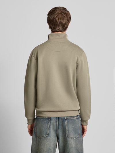 Männermodel trägt Regular Fit Sweatshirt mit Troyer-Kragen Modell 'Bradley' von Jack & Jones, beige, Baumwoll-Mix, Rückansicht, Ganzkörperansicht.