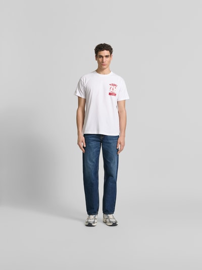 Männermodel trägt Straight Fit Jeans aus reiner Baumwolle von Diesel in Dunkelblau, 5-Pocket-Design, Label-Patch, Ganzkörperansicht von vorne.