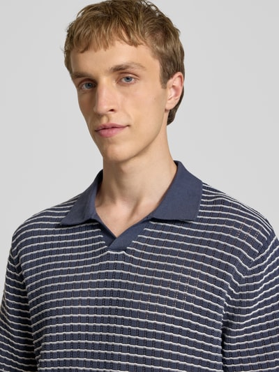 Männermodel trägt Regular Fit Poloshirt mit V-Ausschnitt von Jack & Jones, Strickshirt, Reine Baumwolle, gestreiftes Muster, Nahaufnahme Oberkörper.