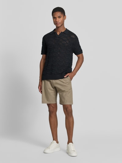 Männermodel trägt Slim Fit Poloshirt in Strick-Optik Modell 'Angvig' von Casual Friday, Reine Baumwolle, semitransparent, Ganzkörperansicht von vorne.