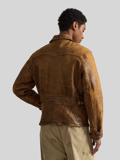 Męski model nosi Regular Fit Bomberjacke aus Schafsleder od Polo Ralph Lauren, brązowa skóra, krój regular fit, używany wygląd, widok całej sylwetki z tyłu.