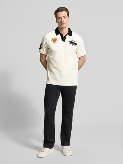 Mężczyzna model nosi Regular Fit Poloshirt aus reiner Baumwolle von Polo Ralph Lauren, kolor jednolity, krój regular fit, polo kołnierz, logo haft, bawełna, całopostaciowy widok z przodu.
