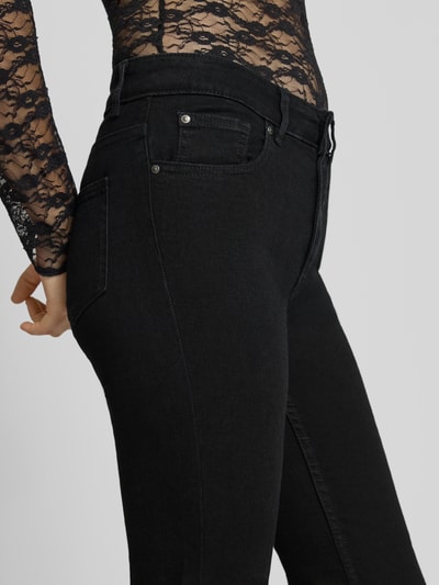 Vrouwenmodel draagt Flared Jeans met middelhooge band van REVIEW in zwart, katoenmix, 5-pocketmodel, knoop- en ritssluiting, detailopname heup