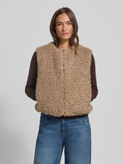 Frauenmodel trägt Relaxed Fit Weste mit Teddystruktur Modell 'Wikara' von OPUS in Beige, Polyester Fleece, unifarben, Strukturmuster, Ganzkörperansicht von vorne.