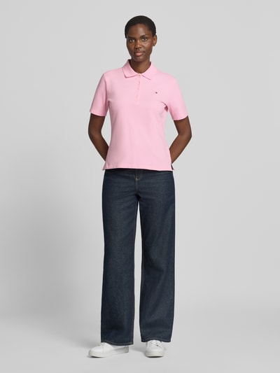Frauenmodel trägt Regular Fit Poloshirts aus Baumwoll-Mix von Tommy Hilfiger in Rosa, unifarben, Piqué, Logo-Stitching, Ganzkörperansicht von vorne.